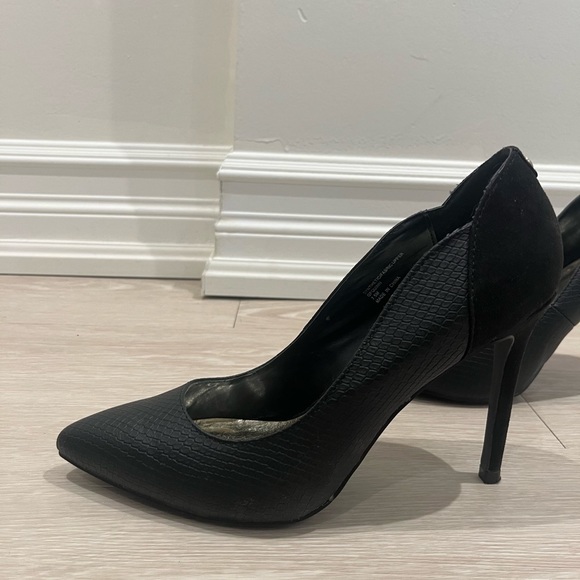 Closed Toe Black Suede/Faux Alligator Heels - Picture 6 of 8